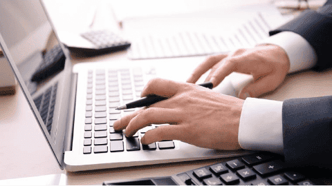 Persona analizando datos financieros en una laptop para la optimizaciónde acuerdos de marcas de tarjetas.