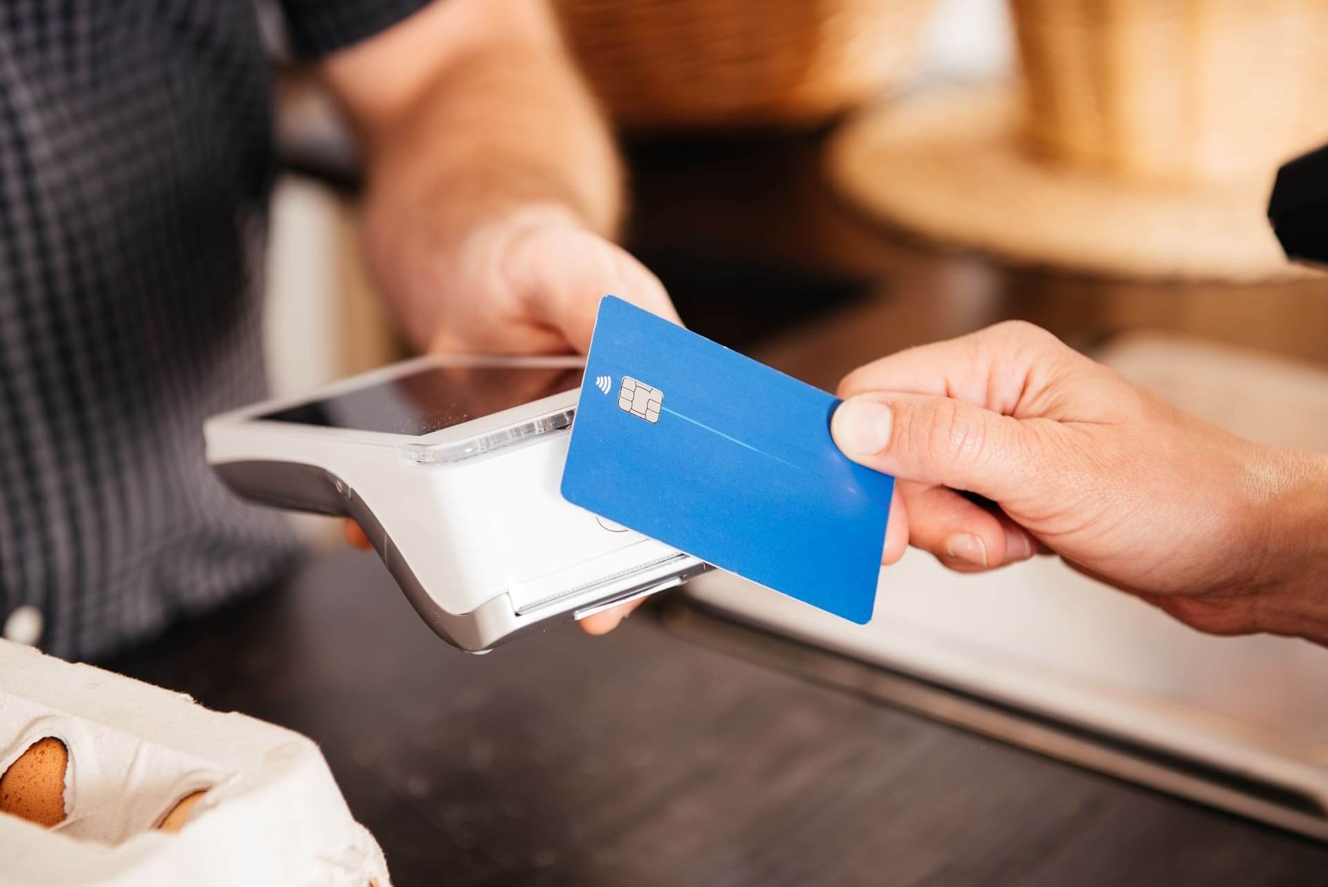 Contactless credit card transaction on POS terminal, illustrating seamless payment continuity.